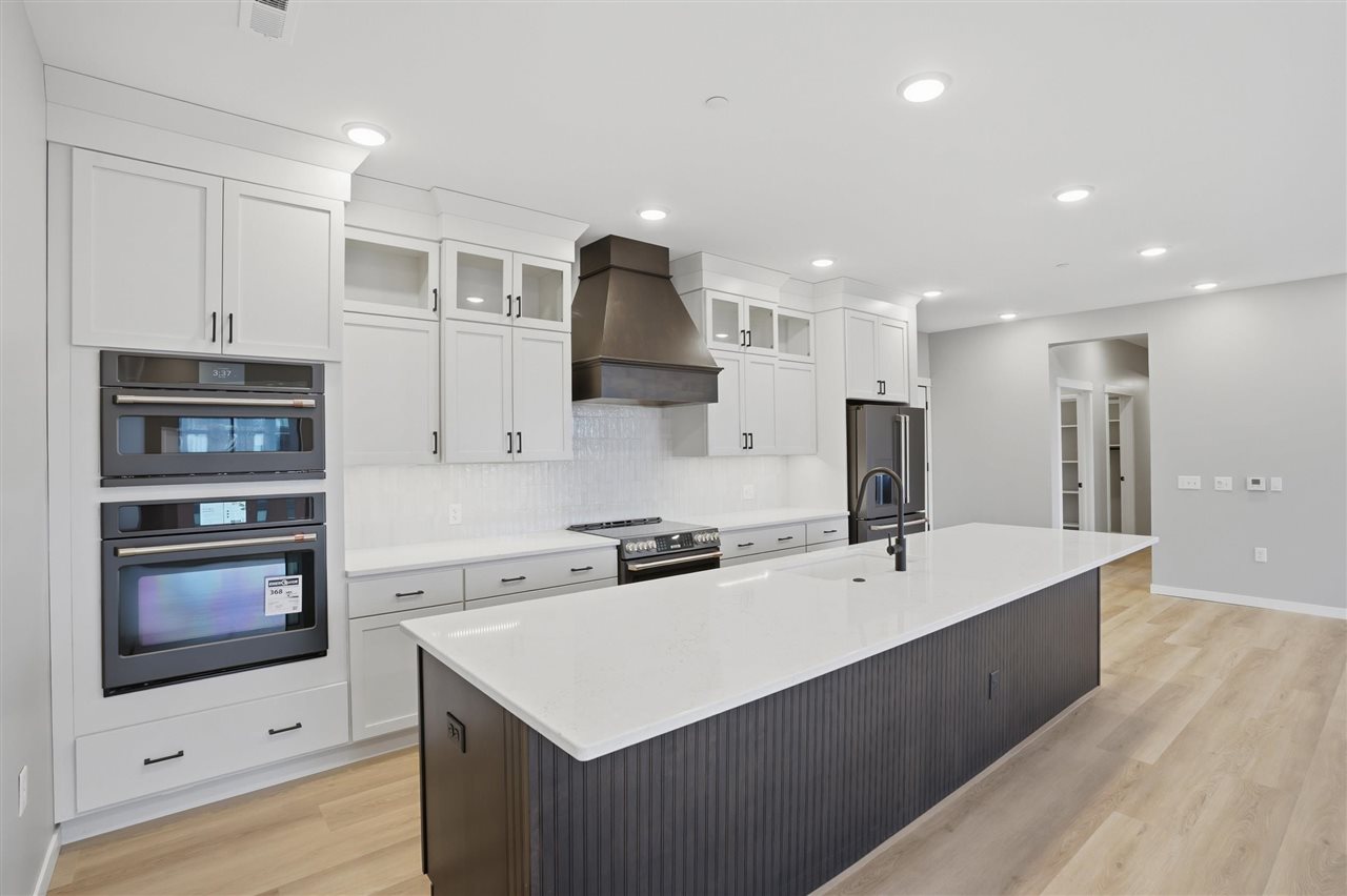 300 S Clinton St Unit: 706