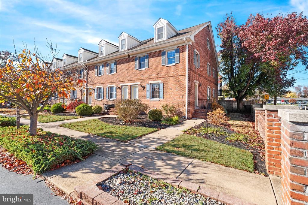 615 DELAWARE STREET Unit: 10
