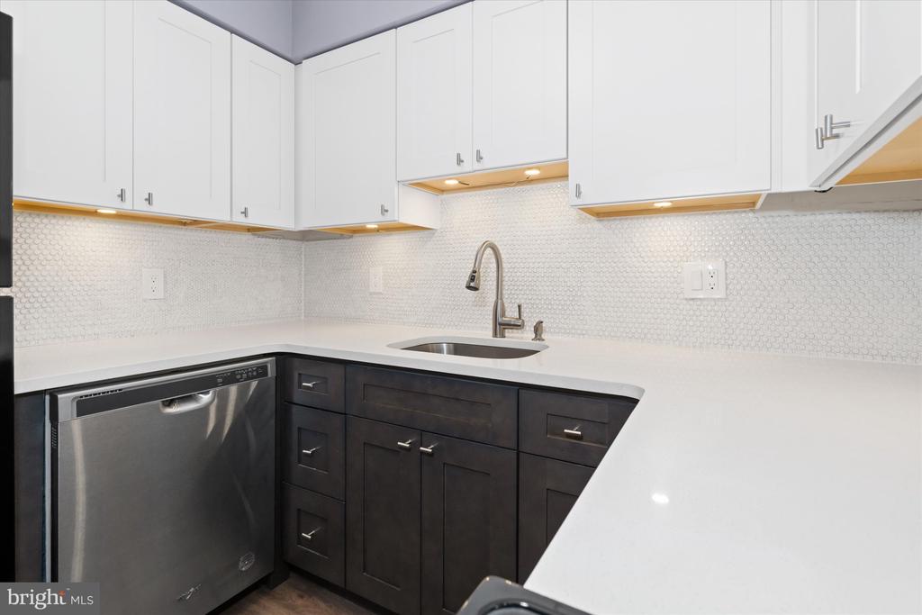 615 DELAWARE STREET Unit: 10