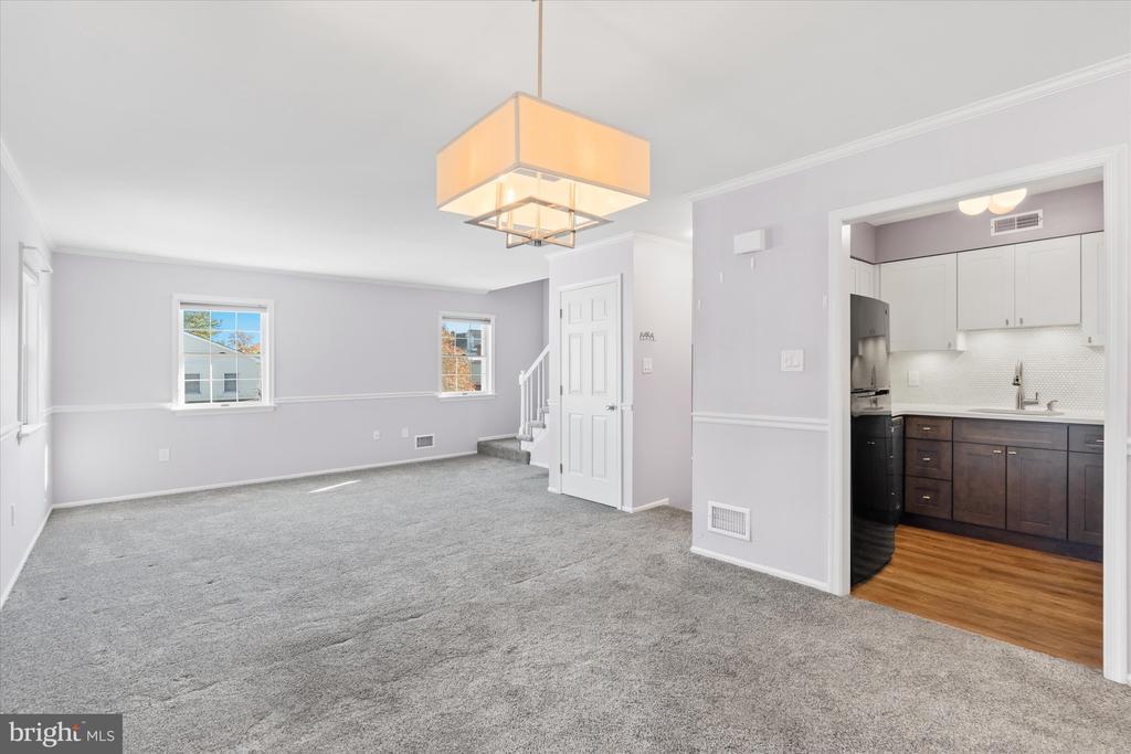 615 DELAWARE STREET Unit: 10