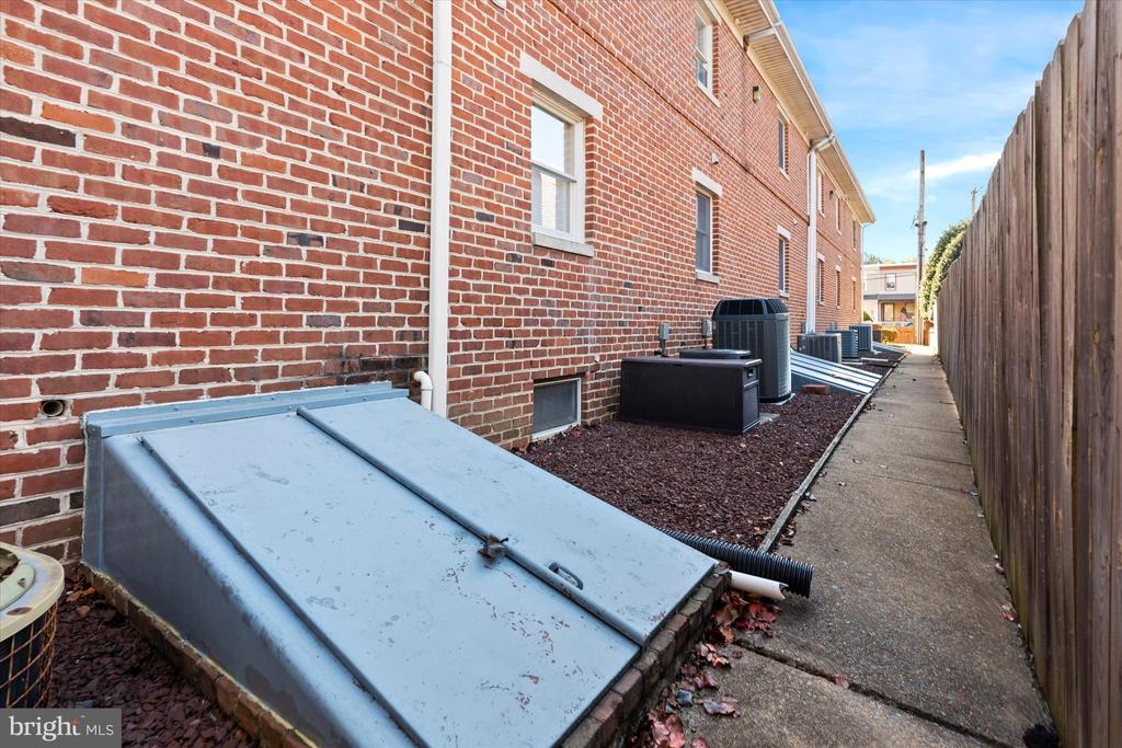 615 DELAWARE STREET Unit: 10
