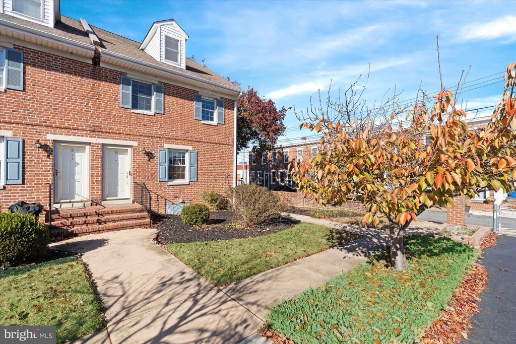 615 DELAWARE STREET Unit: 10