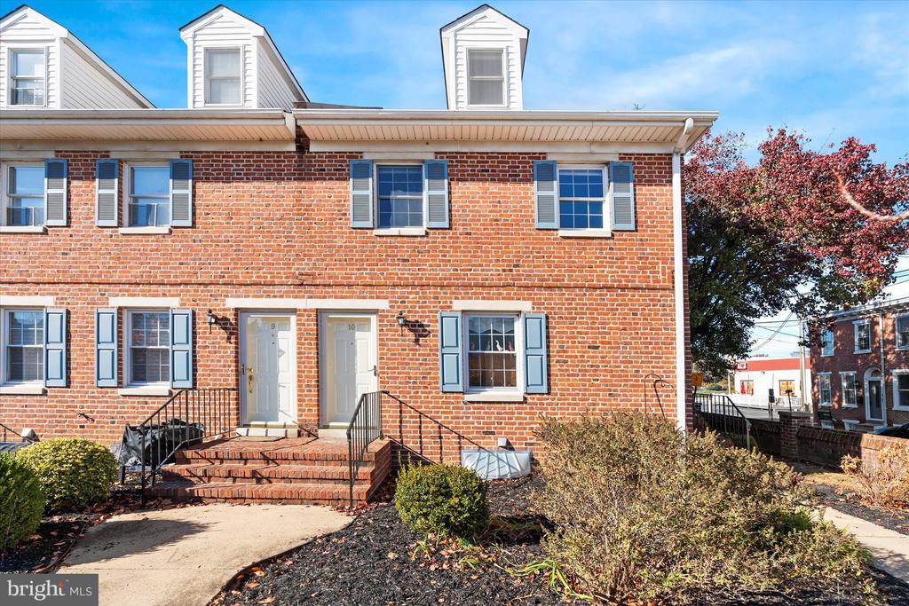615 DELAWARE STREET Unit: 10