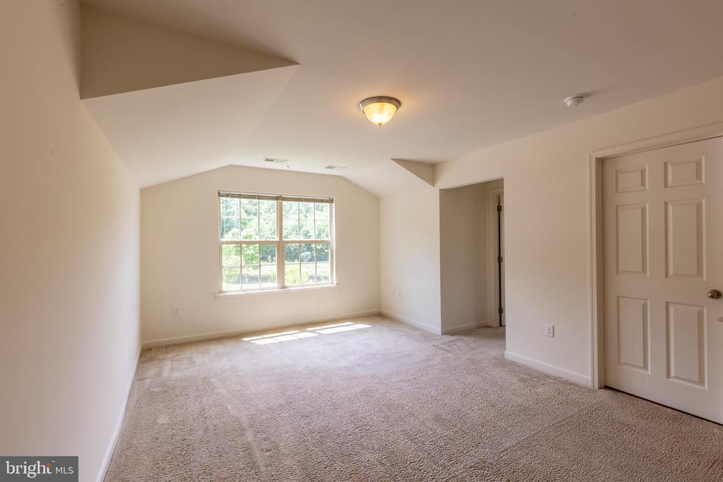 19 FOUNTAINVIEW DRIVE