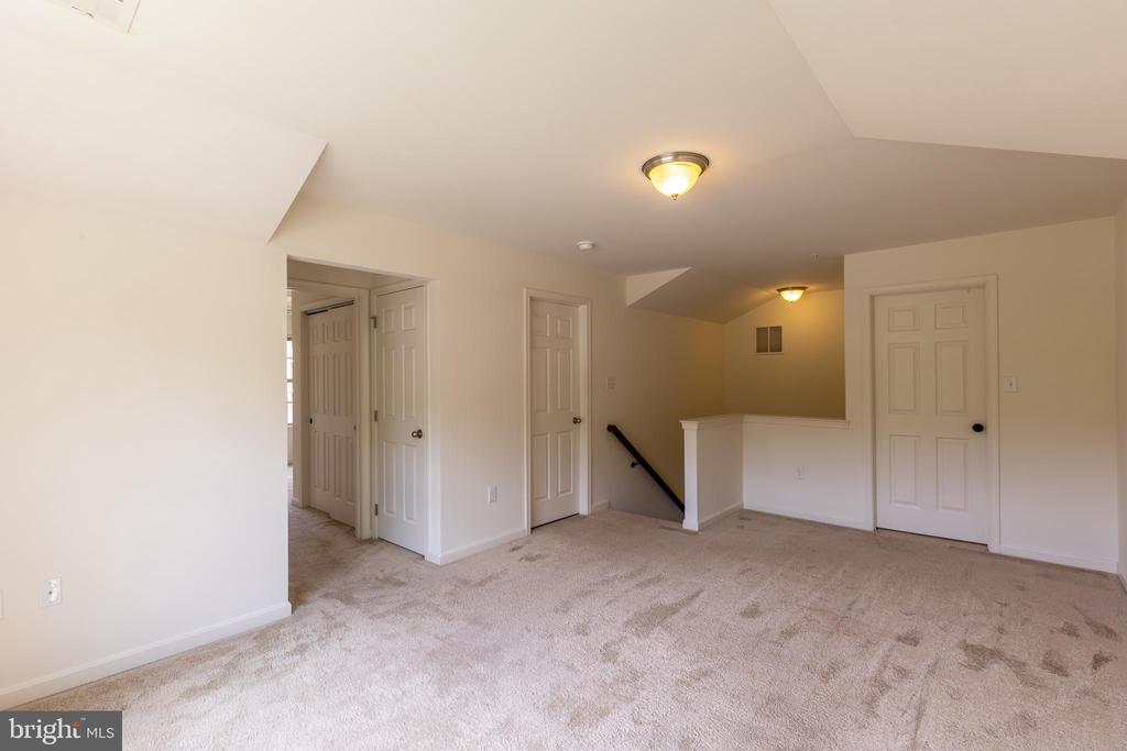 19 FOUNTAINVIEW DRIVE