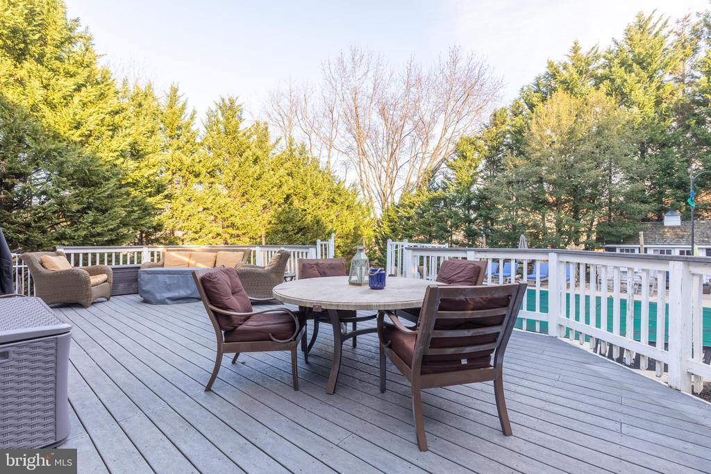 3 HEATHERSTONE WAY