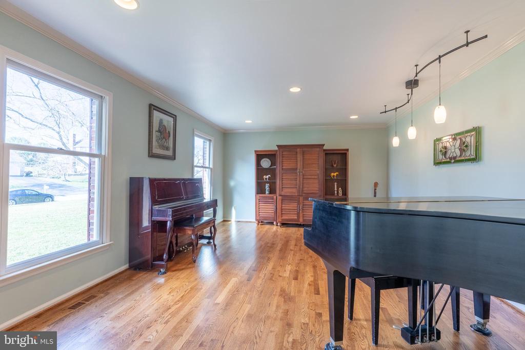 4 RUNNING BROOK LANE