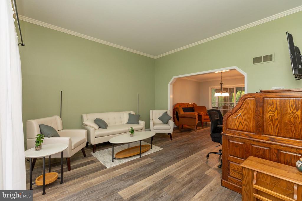215 E FLAGSTONE DRIVE