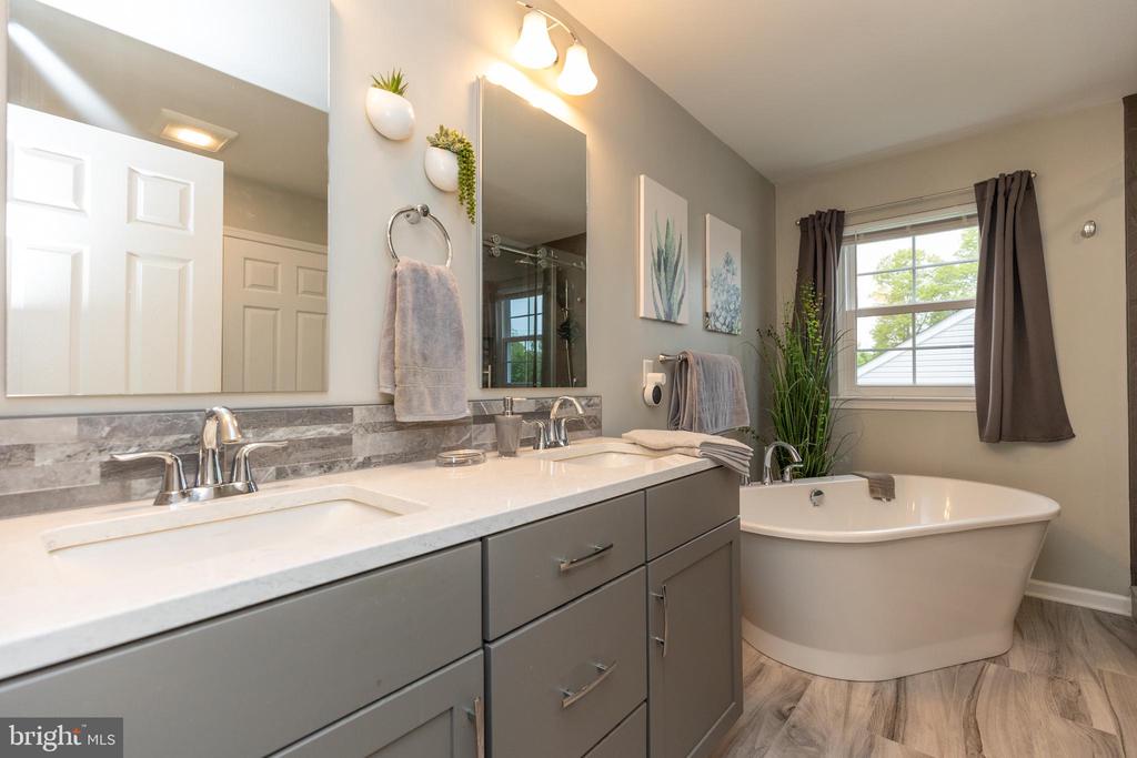 215 E FLAGSTONE DRIVE