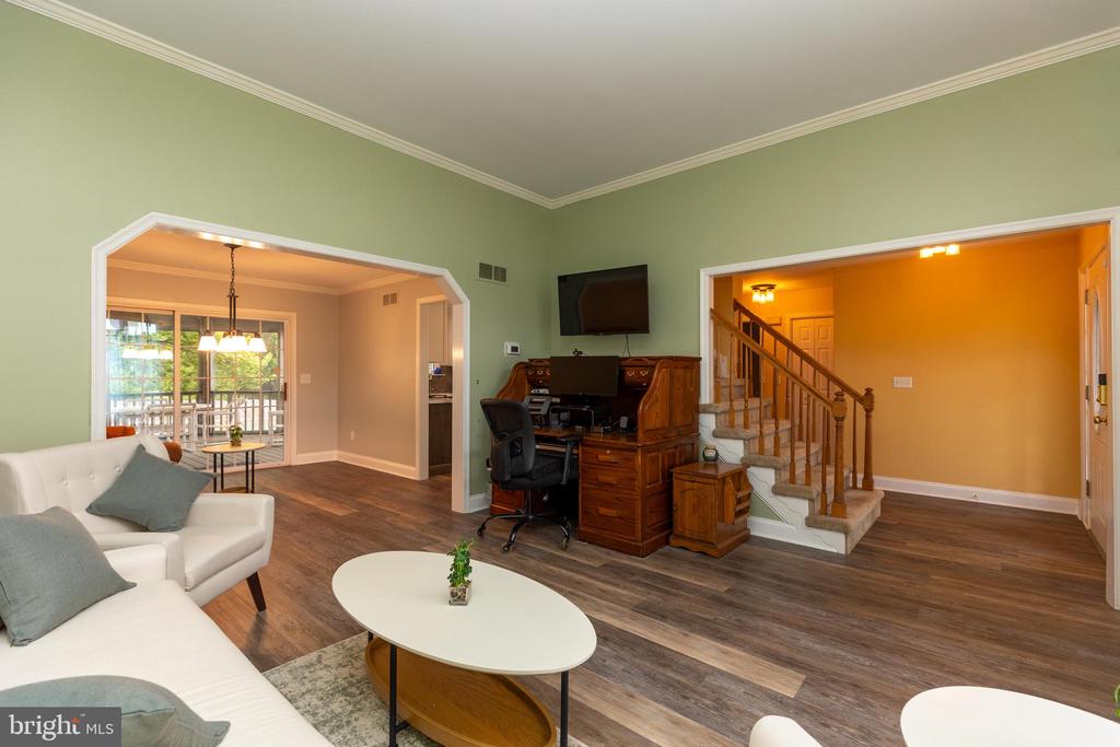 215 E FLAGSTONE DRIVE