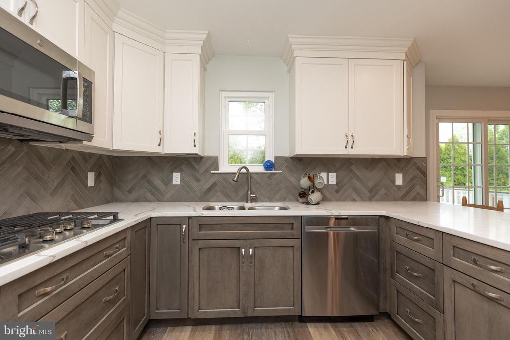 215 E FLAGSTONE DRIVE