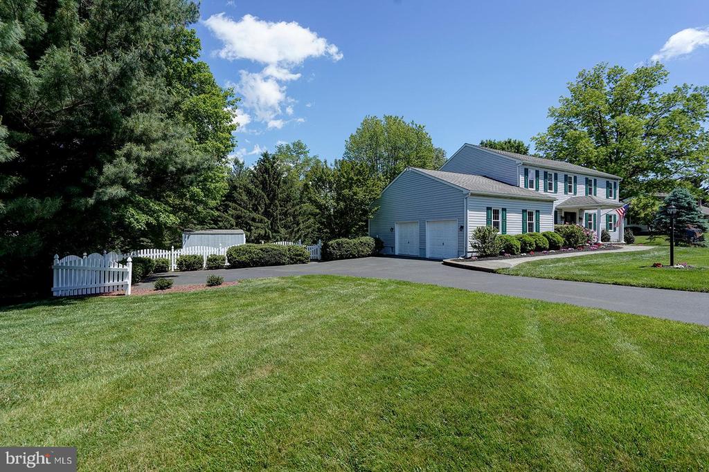 12 MEADOW WOODS LANE