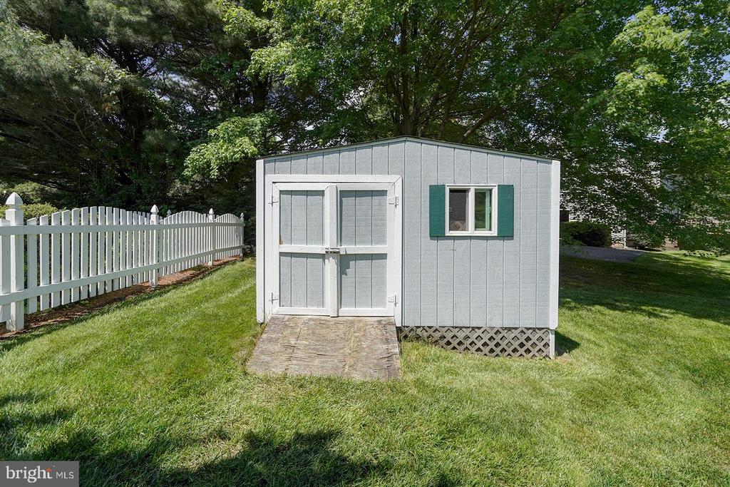 12 MEADOW WOODS LANE