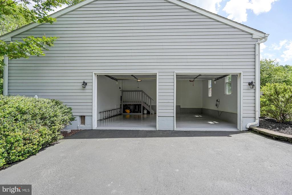 12 MEADOW WOODS LANE