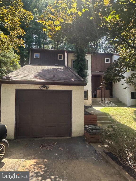 630 VALLEY STREAM CIR