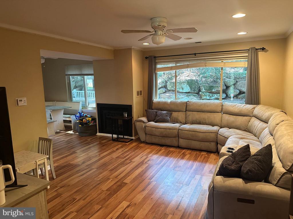 630 VALLEY STREAM CIR