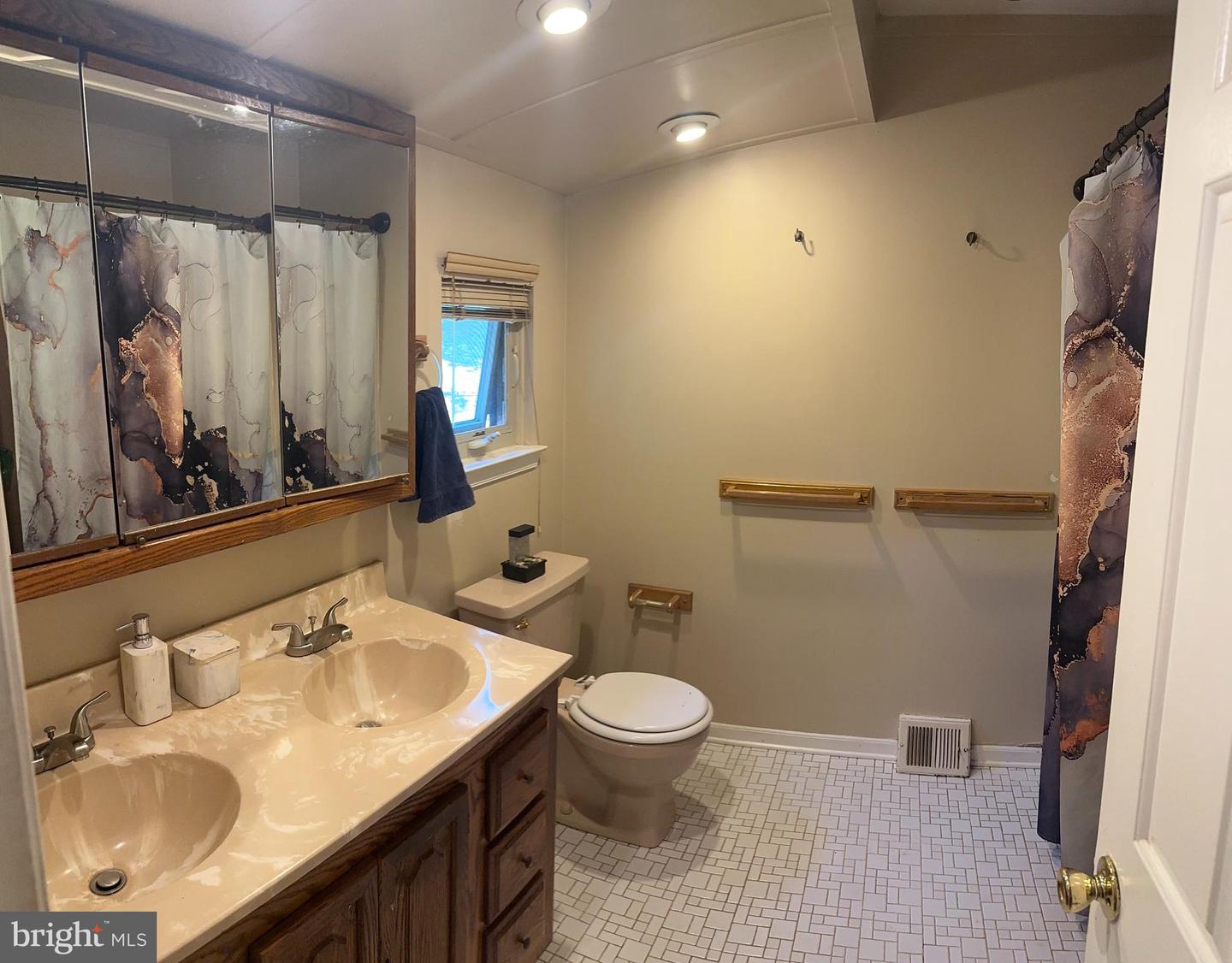 630 VALLEY STREAM CIR