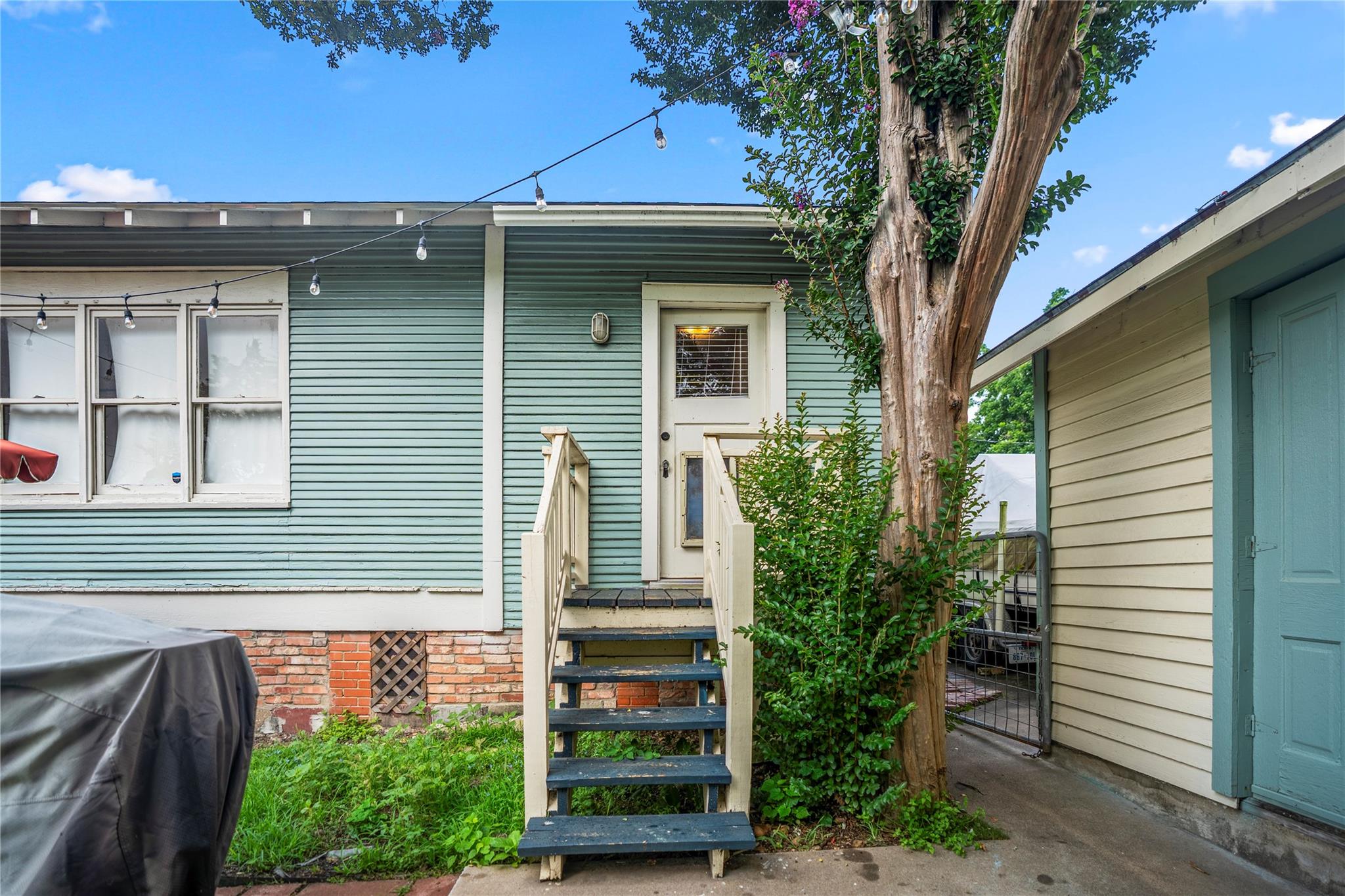907 Clinton Street