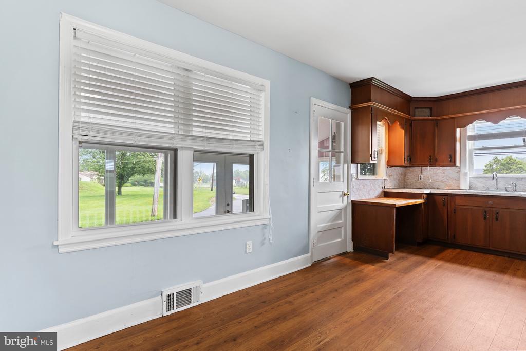 1239 E Lisburn Rd