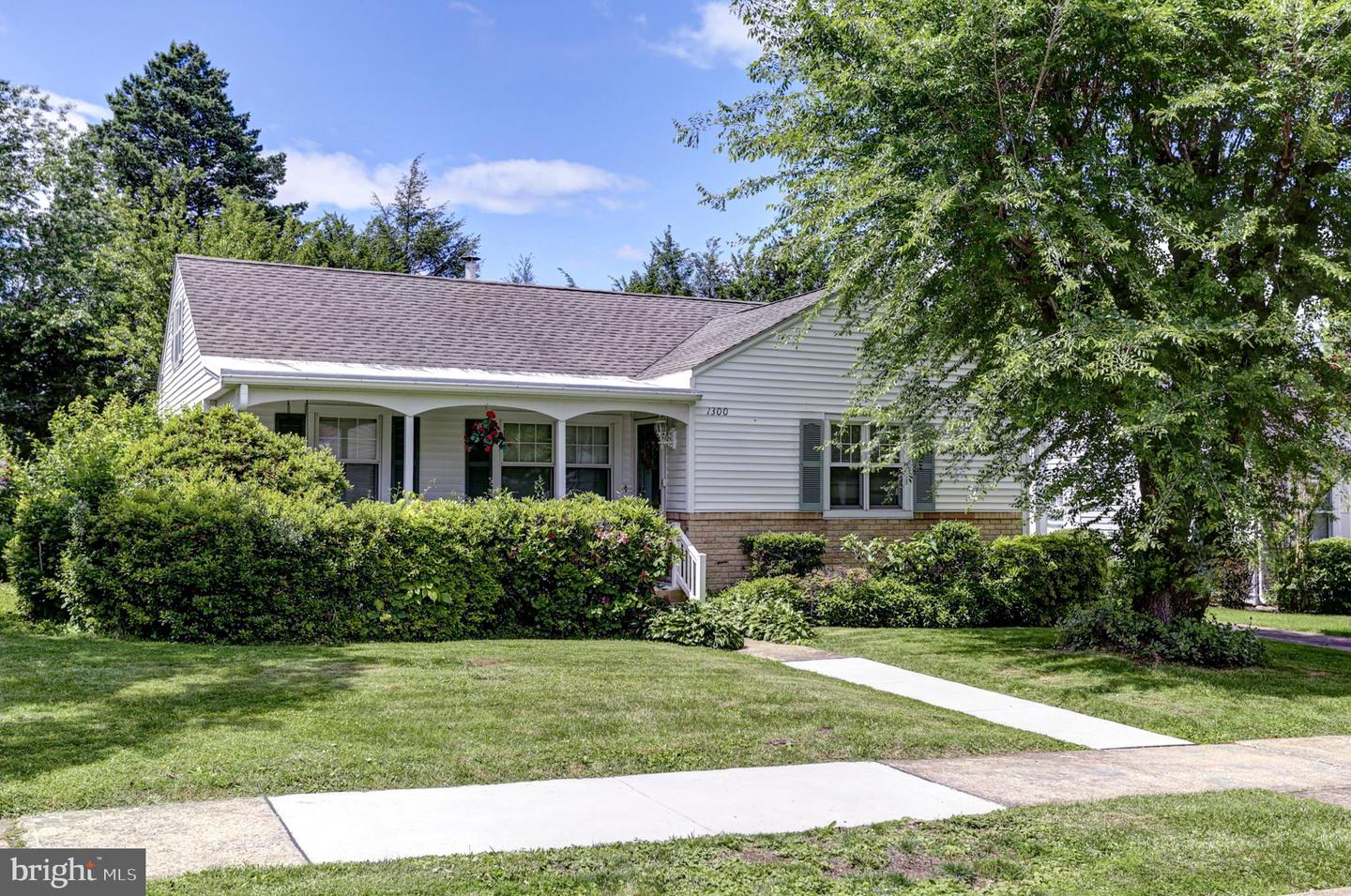 1300 Warwick Rd