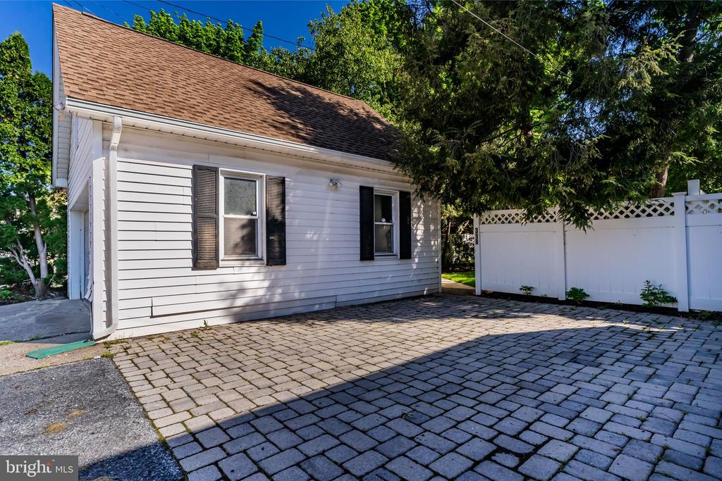 318 N FRONT STREET