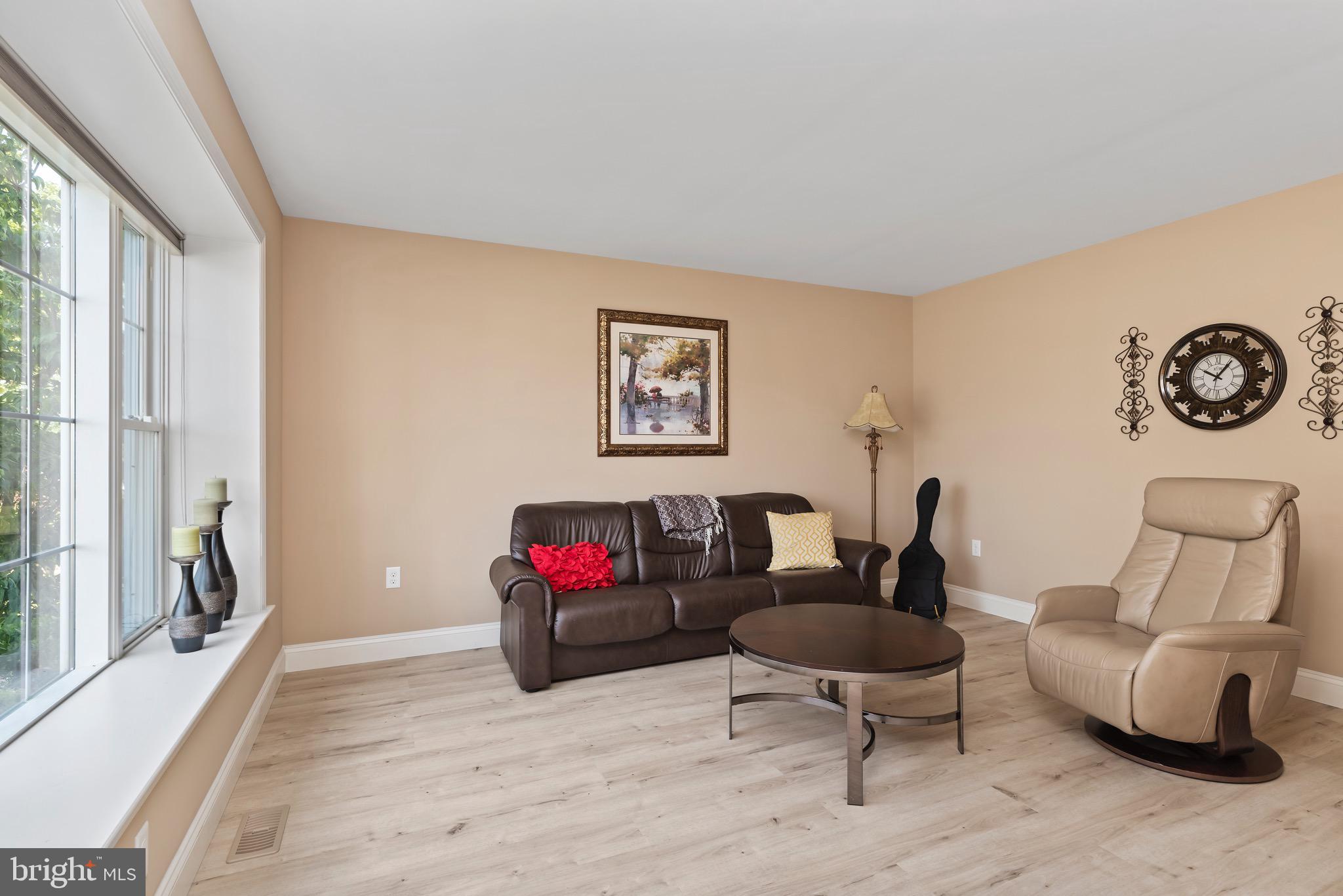 332 Goldfinch Ln