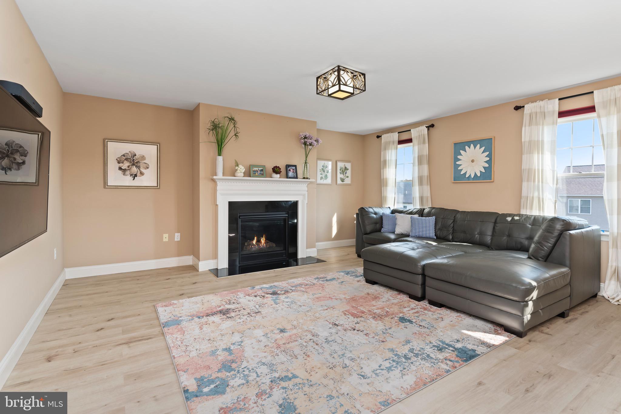 332 Goldfinch Ln