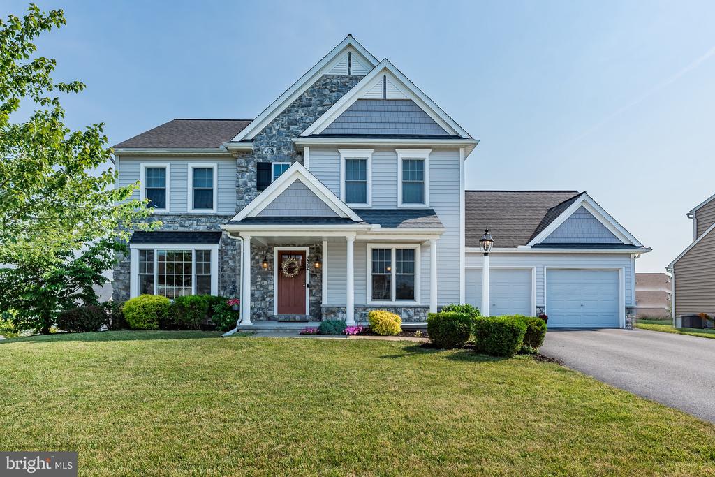 332 Goldfinch Ln