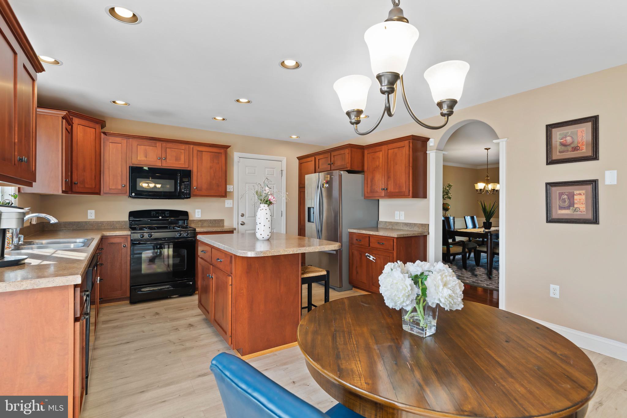 332 Goldfinch Ln