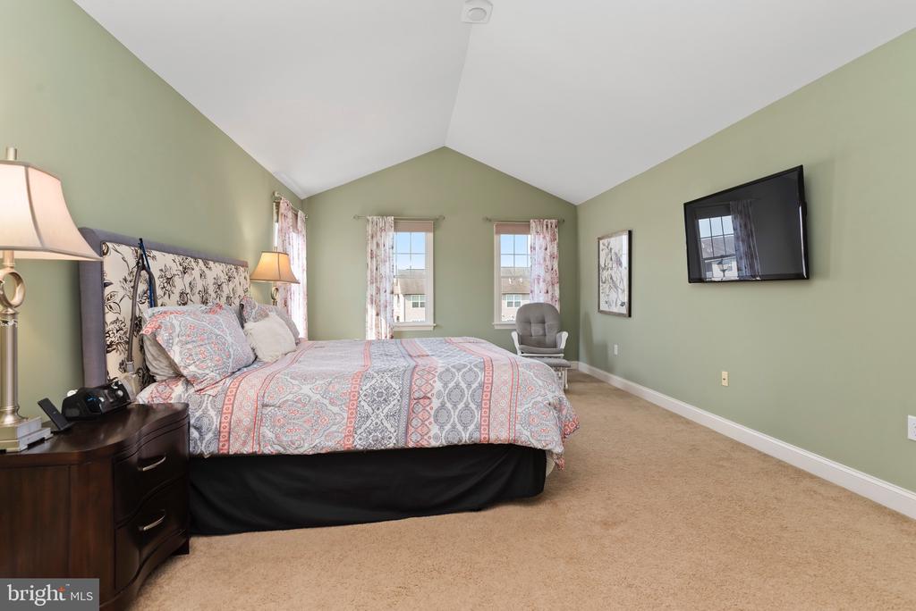 332 Goldfinch Ln
