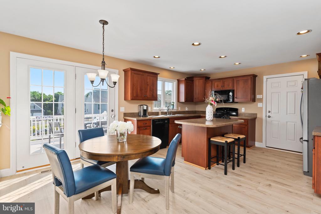 332 Goldfinch Ln
