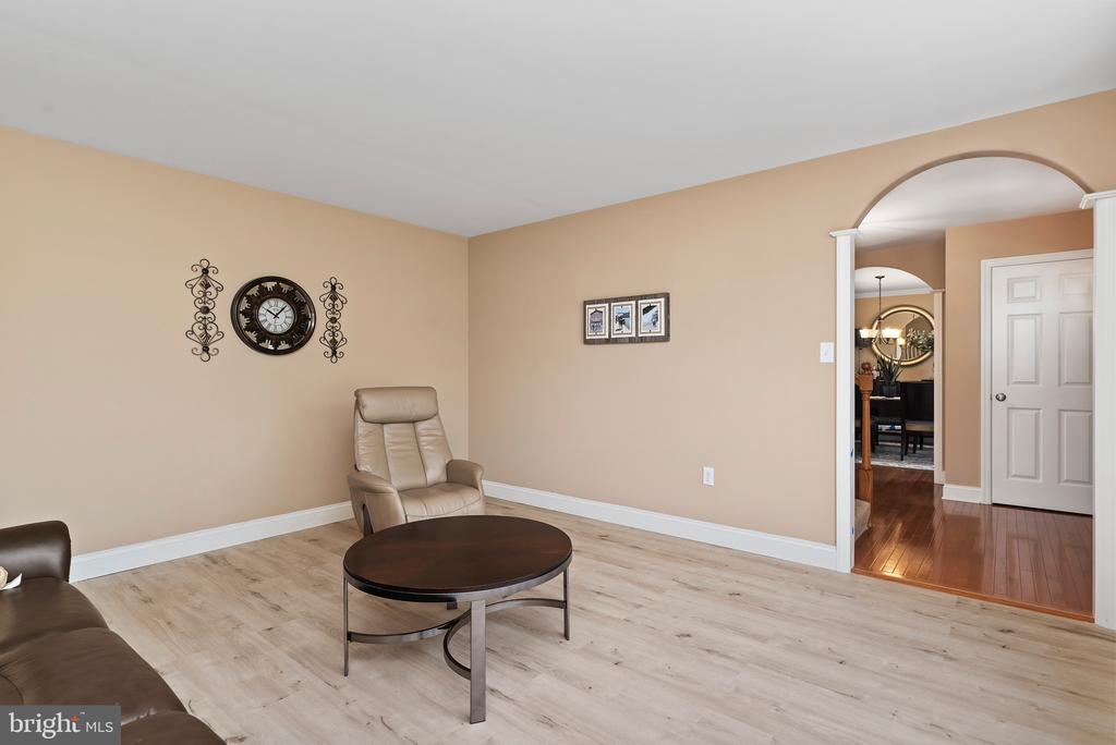 332 Goldfinch Ln