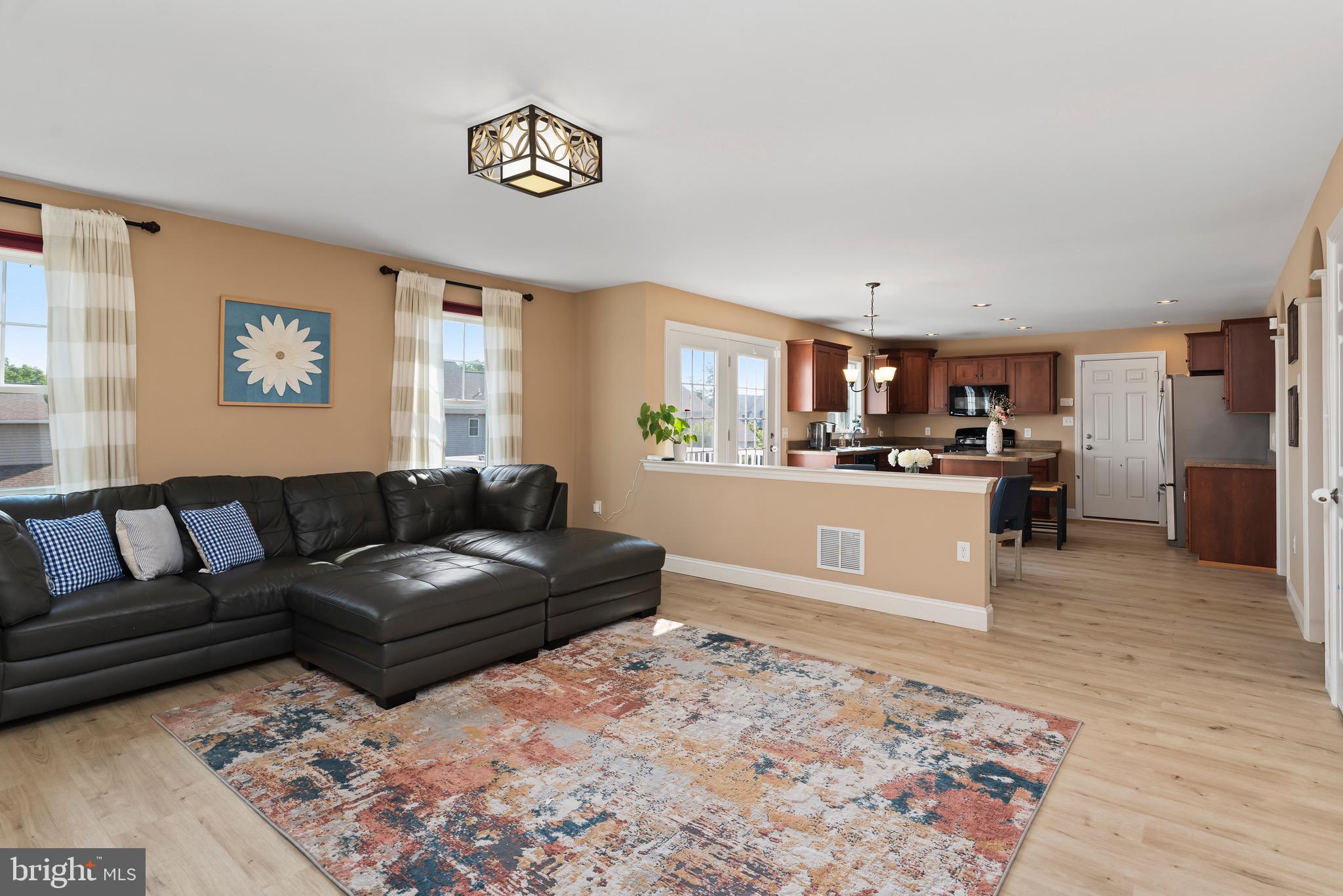 332 Goldfinch Ln