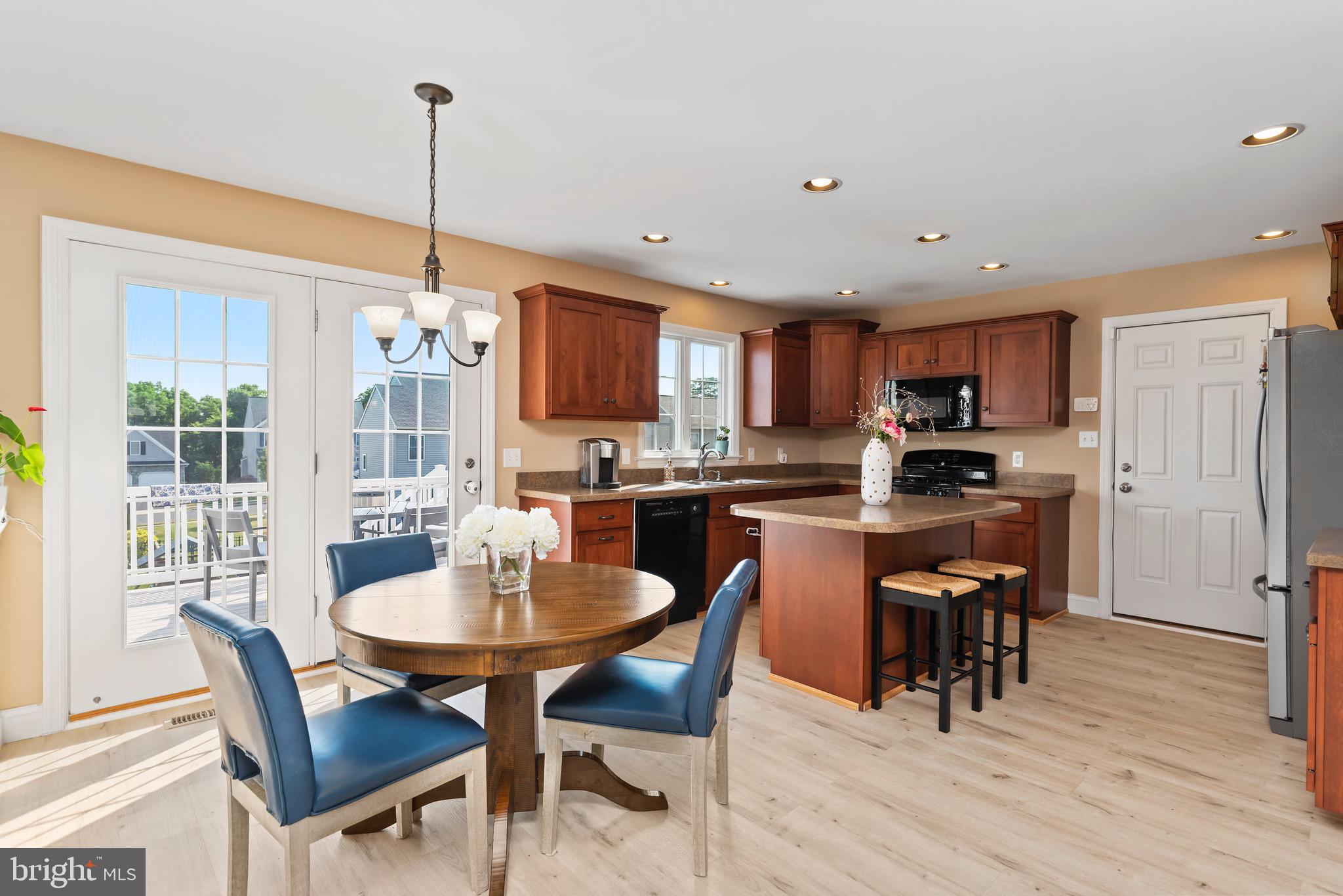 332 Goldfinch Ln