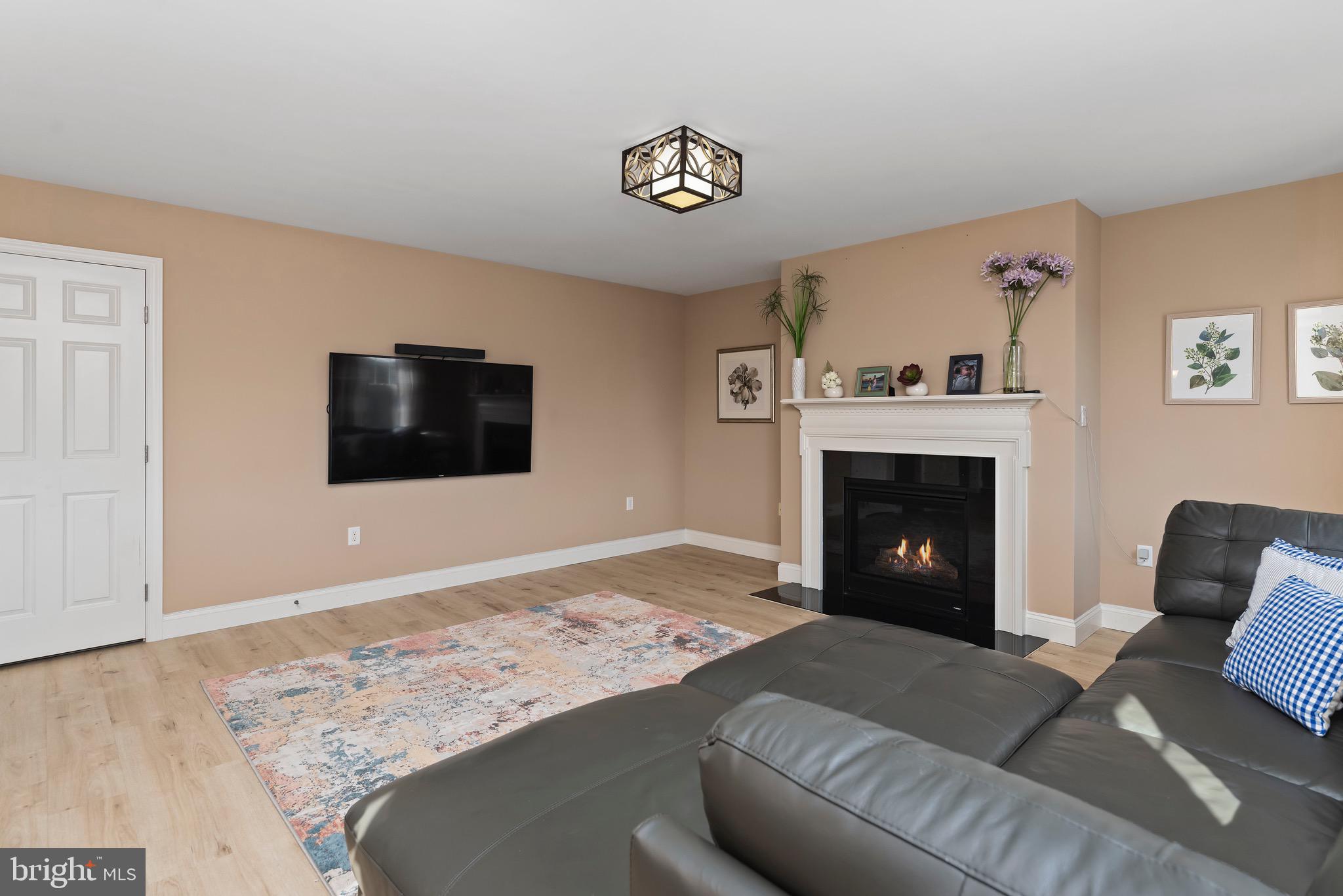 332 Goldfinch Ln