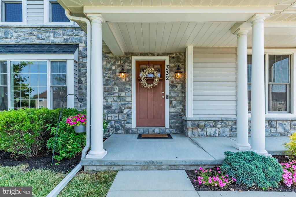 332 Goldfinch Ln