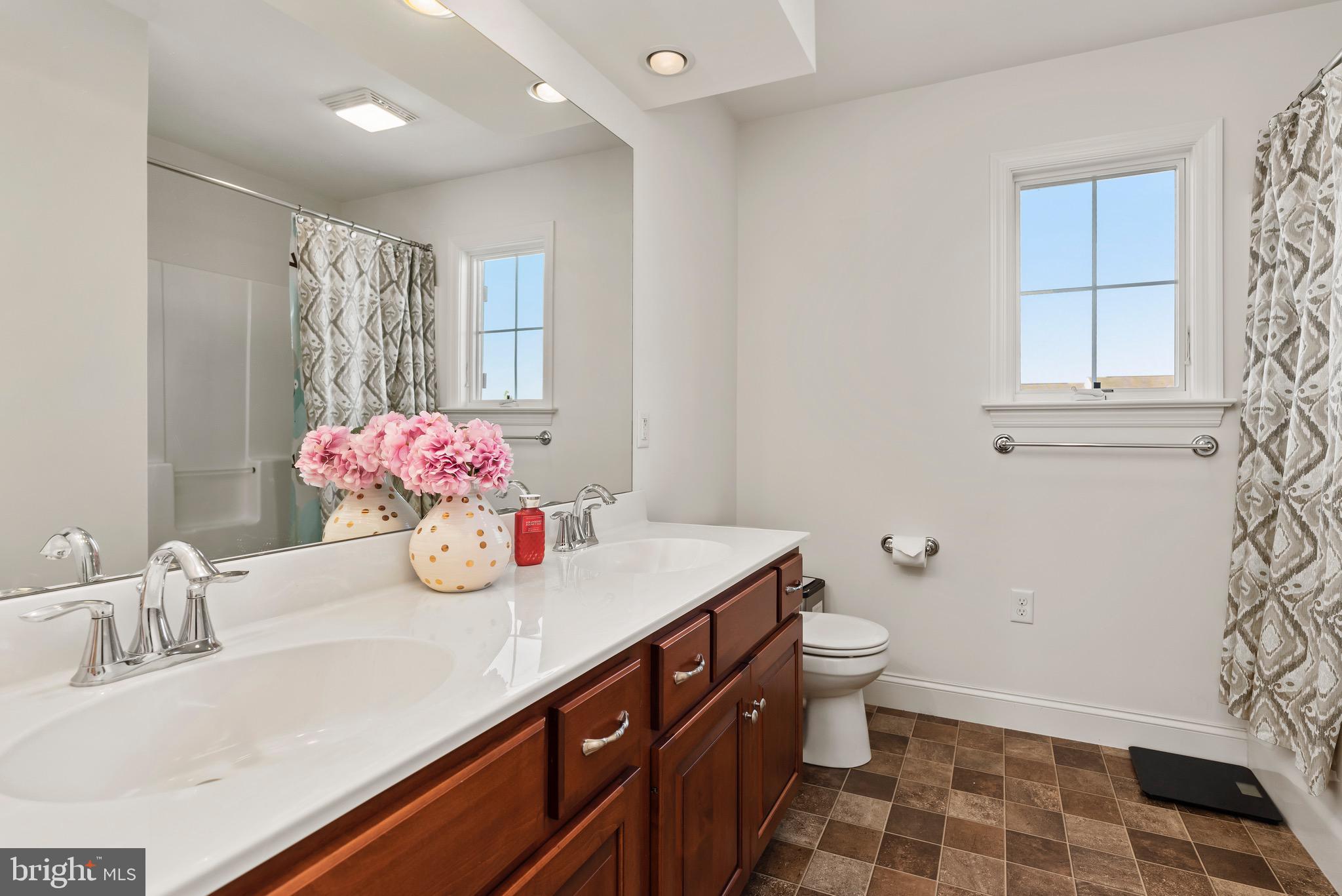 332 Goldfinch Ln