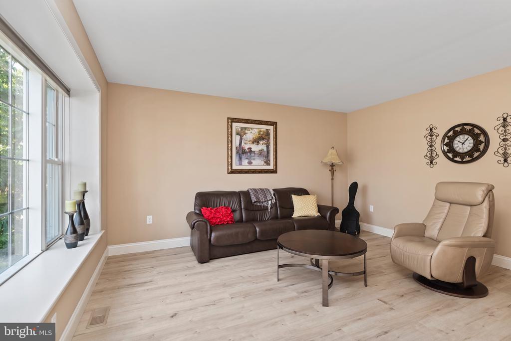 332 Goldfinch Ln