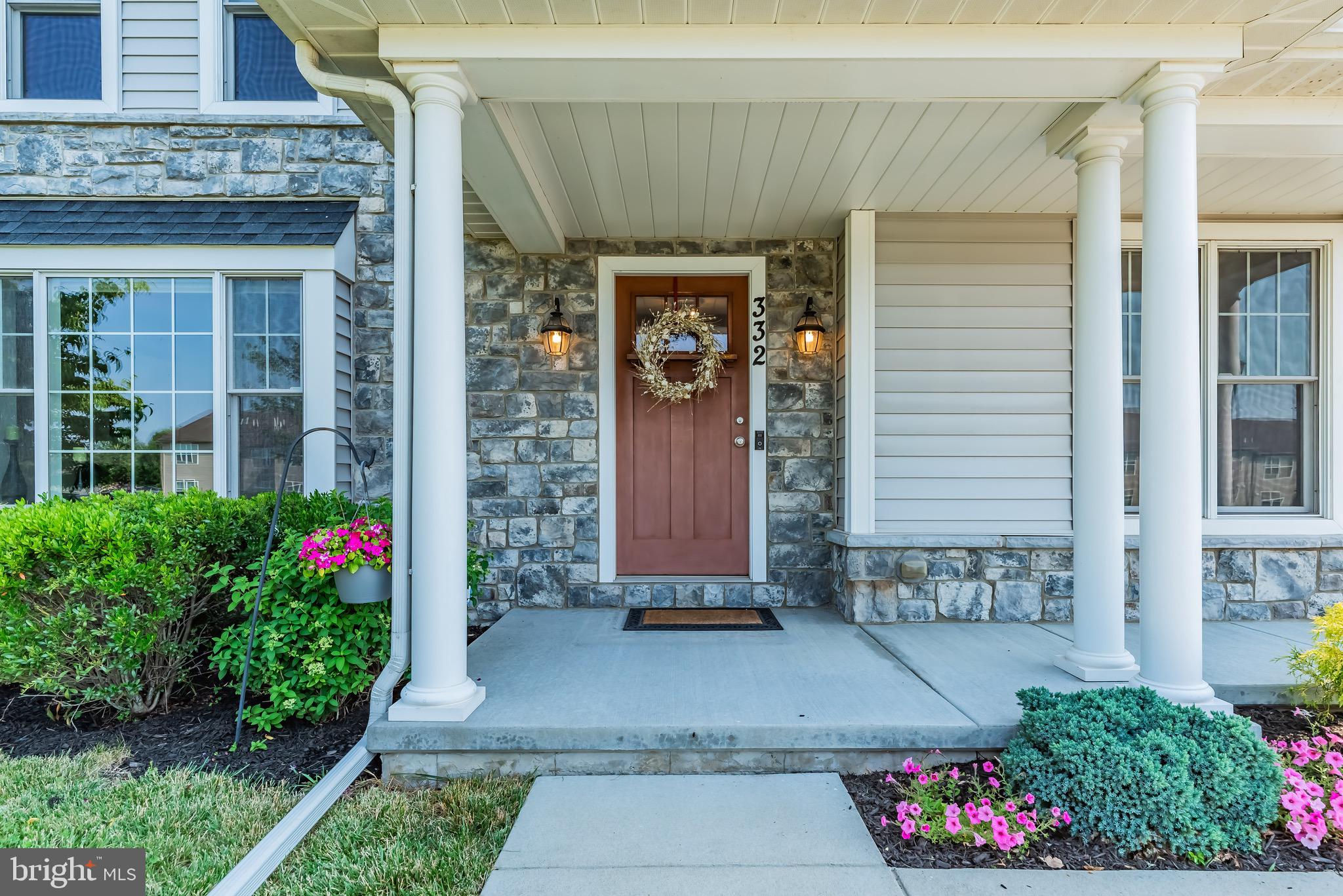 332 Goldfinch Ln