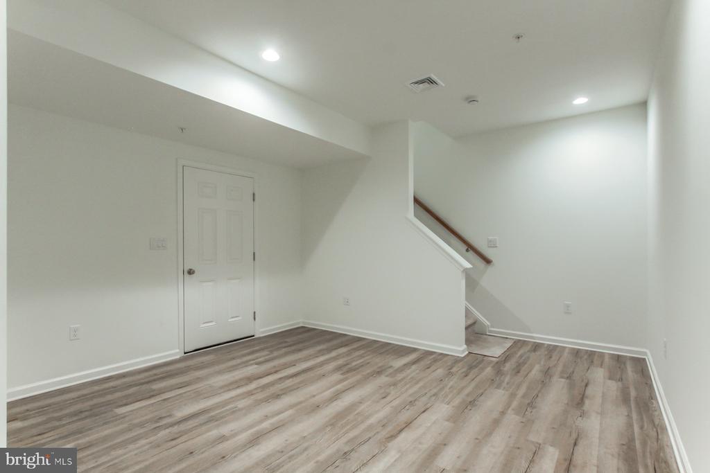 150 High Pointe Dr #25