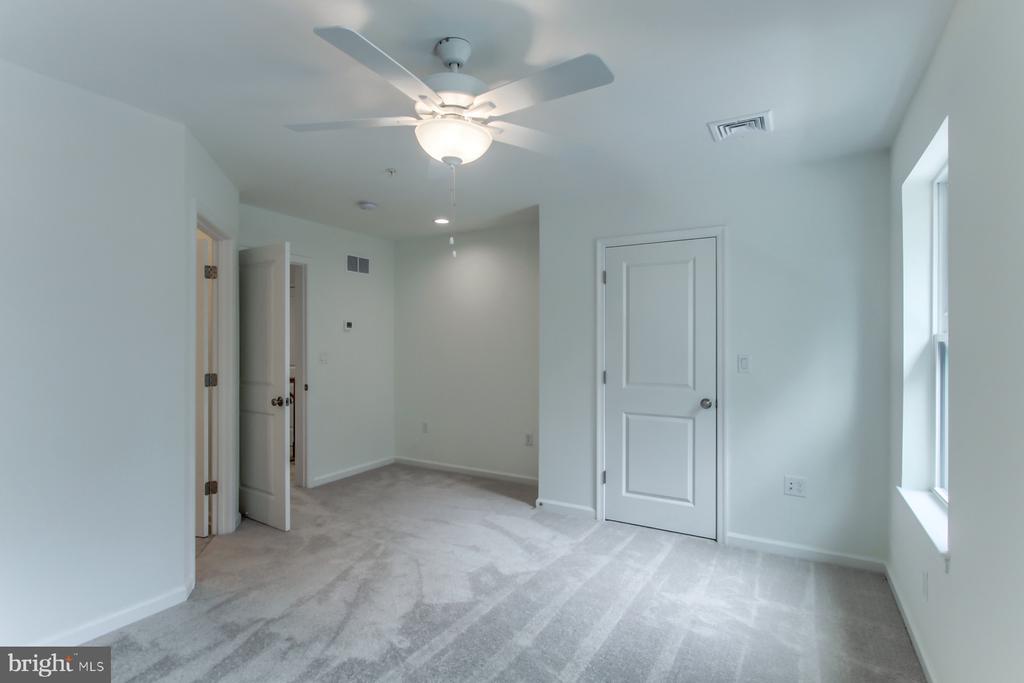 150 High Pointe Dr #25