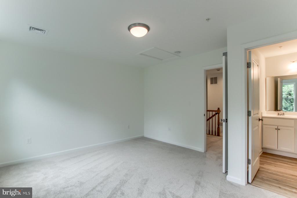 151 High Pointe Dr #24