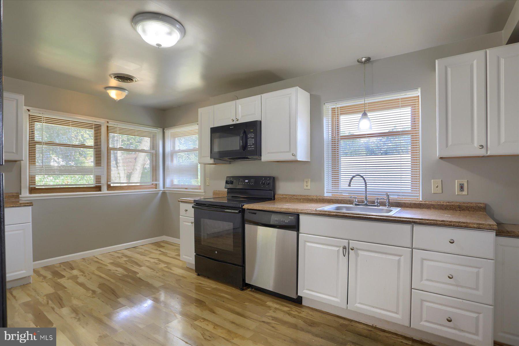 1704 Colonial Rd
