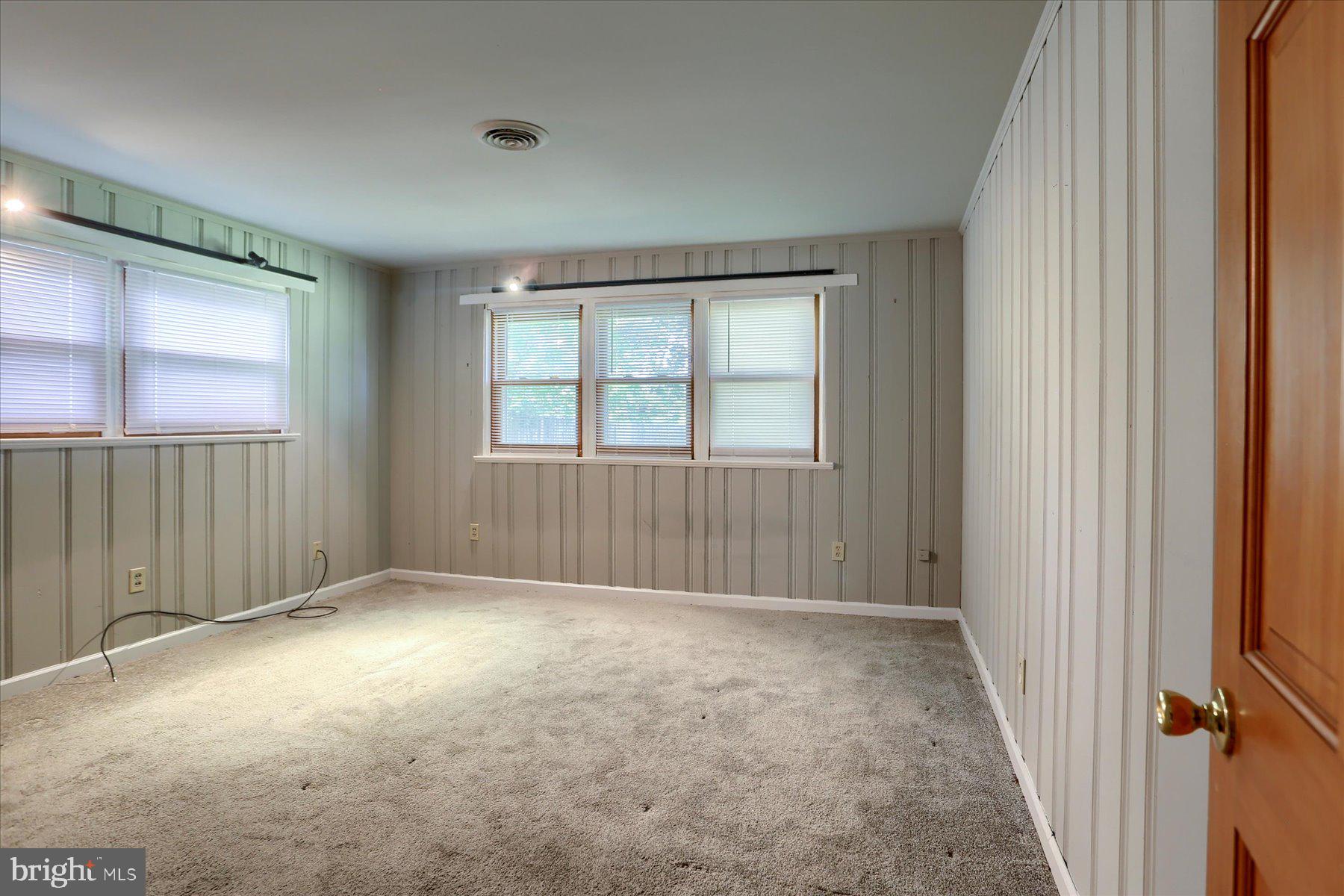 1704 Colonial Rd