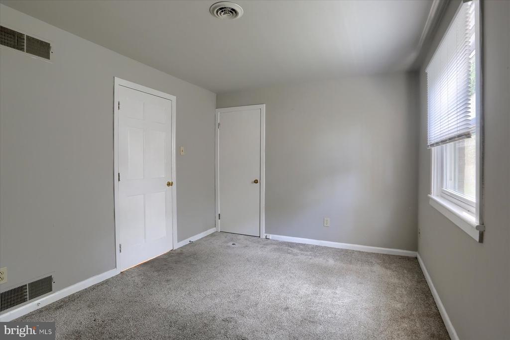 1704 Colonial Rd