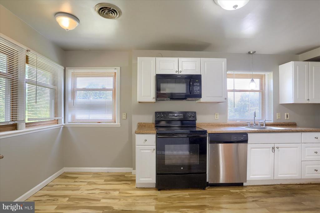 1704 Colonial Rd