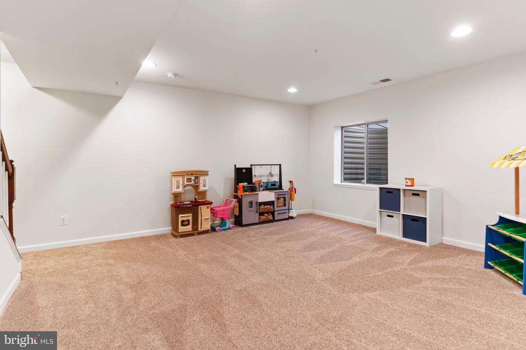 4048 Silver Charm Ct