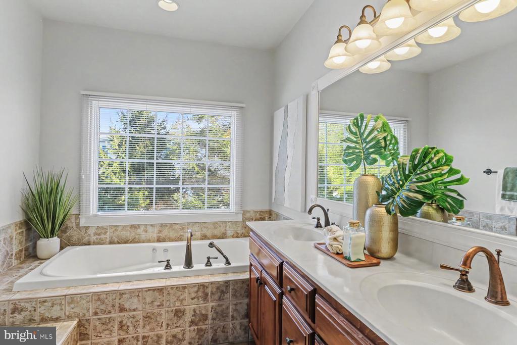 4528 LAURELWOOD DRIVE