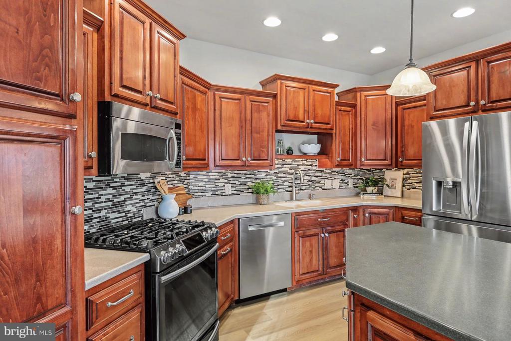 4528 LAURELWOOD DRIVE