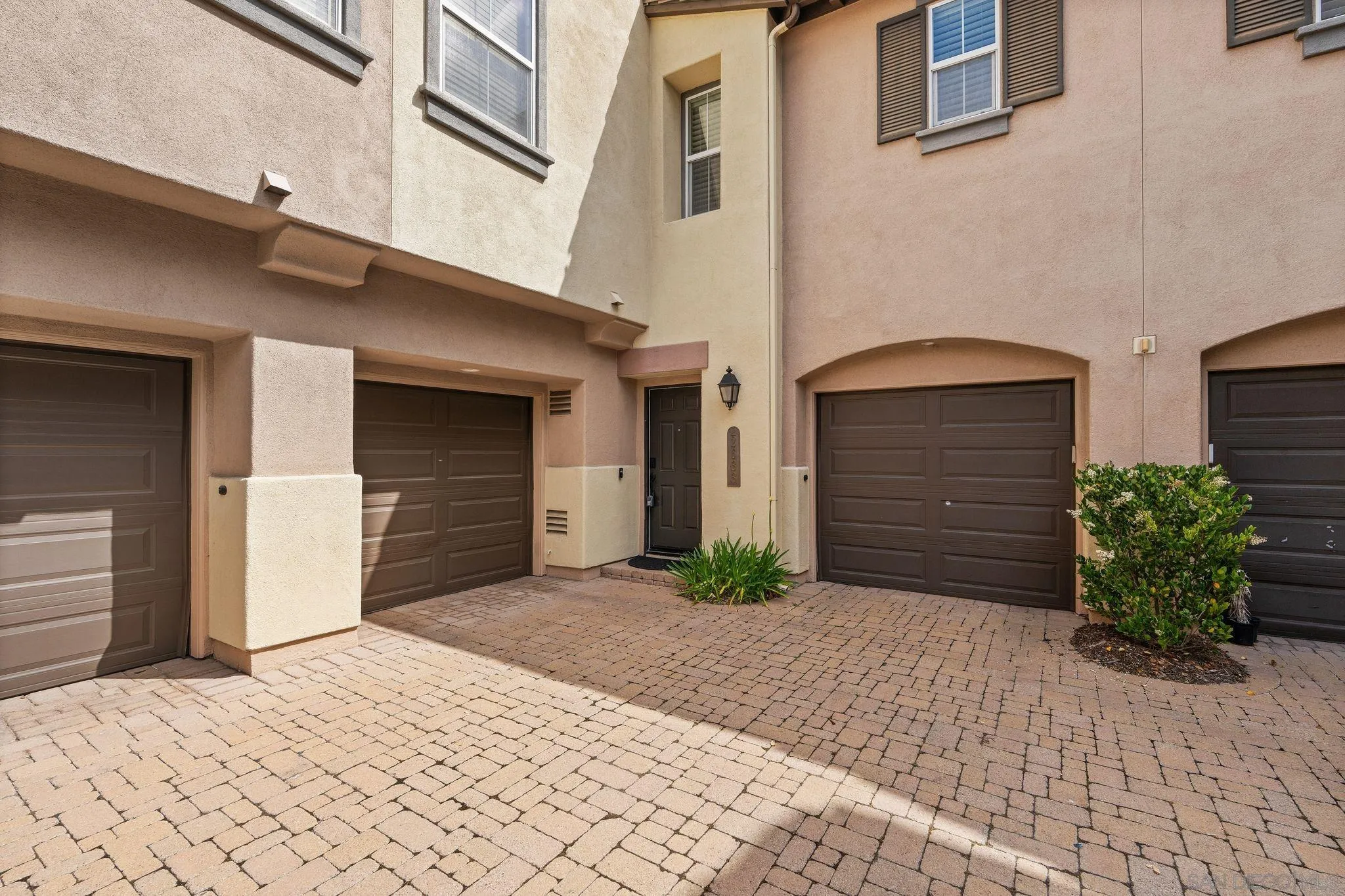 2633 Prato Ln